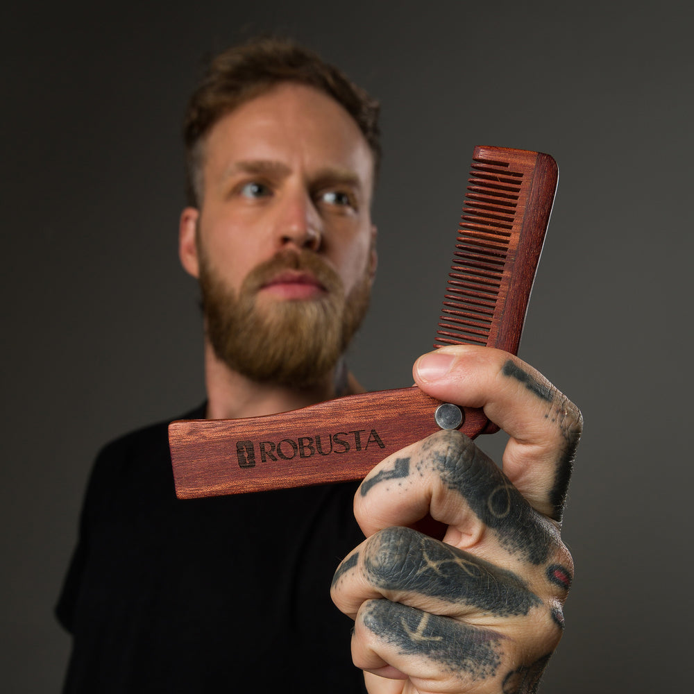 Modelo usando Pente Canivete de Madeira para Barba Robusta
