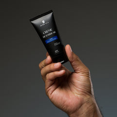 Mão com Creme de Barbear