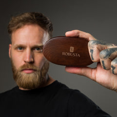 Modelo usando Escova de Barba Robusta