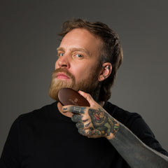 Modelo usando Escova de Barba Robusta