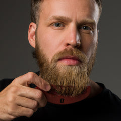 Modelo usando Pente Curvo de Madeira para Barba Robusta
